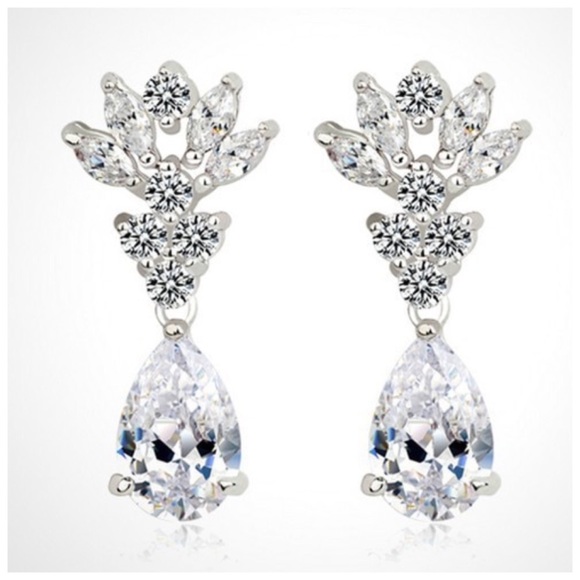 Swarovski Crystals Claire Necklace Set - Picture 6 of 6